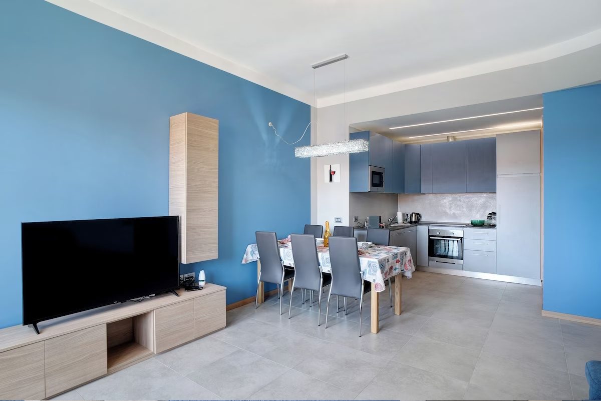 Zona giorno con cucina di Glamour 1, trilocale nel centro di Sanremo