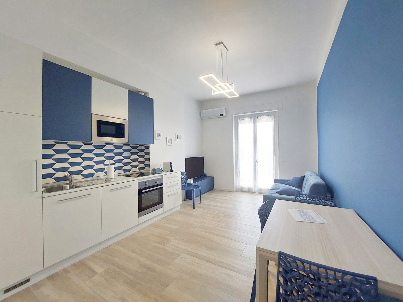 Zona giorno con cucina di Glamour 2, bilocale nel centro di Sanremo